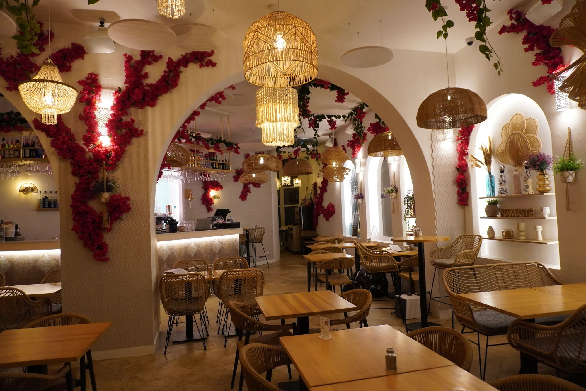 La salle fleurie du Calaverde, ses arches et ses tables chaleureuses